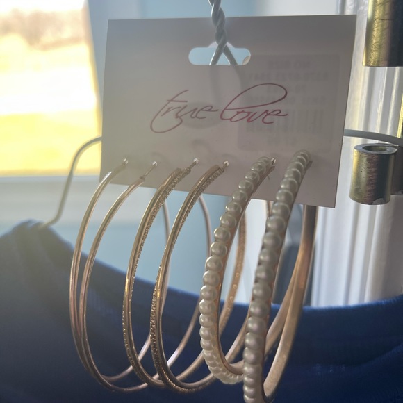 2 1/2inch 3 pairs of hoops with tag - Picture 4 of 5